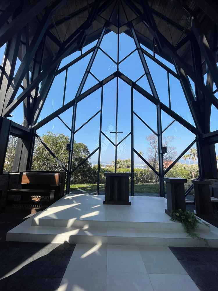 森側のチャペルの写真。奈良の木材を使われているとのことで木の香りがとても素敵でした。