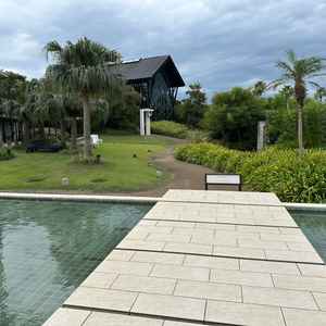 チャペルから外にも出ることが出来る。そこも庭のようになっており、プライベートな空間のため静か落ち着く