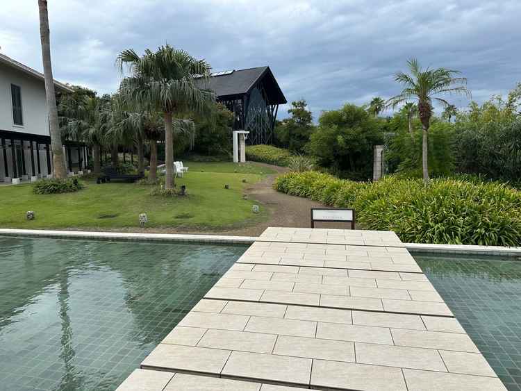 チャペルから外にも出ることが出来る。そこも庭のようになっており、プライベートな空間のため静か落ち着く