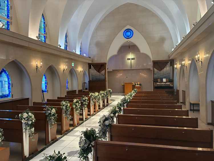 誓いの宣言をするチャペルの中の写真です