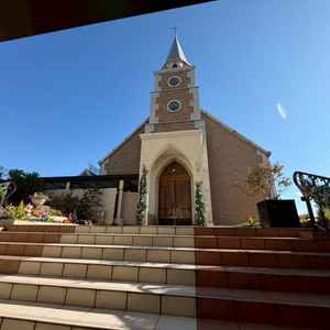 ホテルに隣接しているチャペルの外観写真。都内にあるとは思えないほど自然を感じる素敵なチャペルでした。