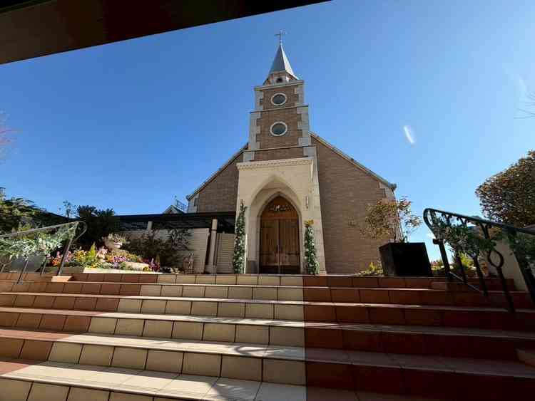 ホテルに隣接しているチャペルの外観写真。都内にあるとは思えないほど自然を感じる素敵なチャペルでした。