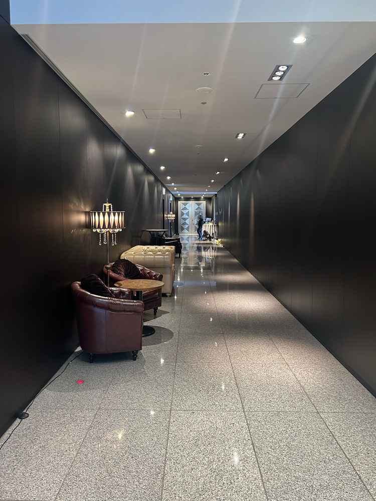 スカイエレベーターを降りてから、受付までつづく廊下。ソファやシャンデリアは常設の為、追加料金なし。