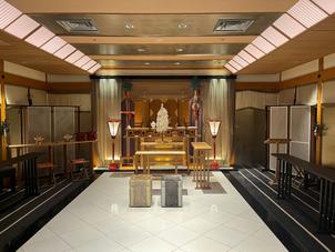 館内の神殿。金色の天井と木の温かみがあり、和装での神前式も館内でできるのが魅力です。