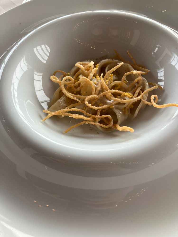 カリカリのチーズがのってて、美味しいパスタ