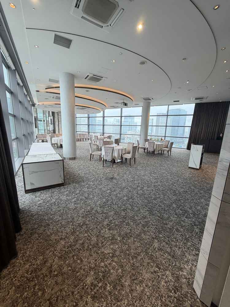 リニューアルされた披露宴会場です。三角形の間取りが注目度を底上げすると感じました。