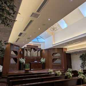 ナチュラルな雰囲気のチャペルの写真。生花の香りが感じられて特別感があった。