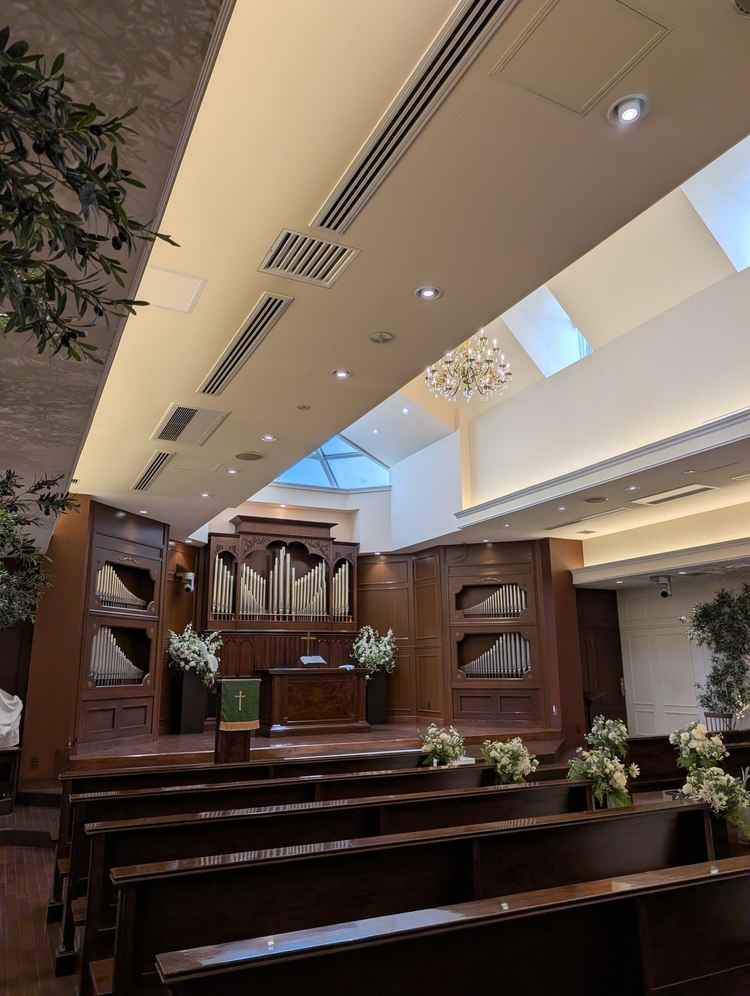 ナチュラルな雰囲気のチャペルの写真。生花の香りが感じられて特別感があった。