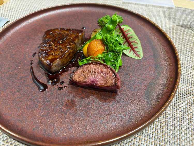 試食で食べたお肉のお料理です。柔らかくソースも美味しかったです。