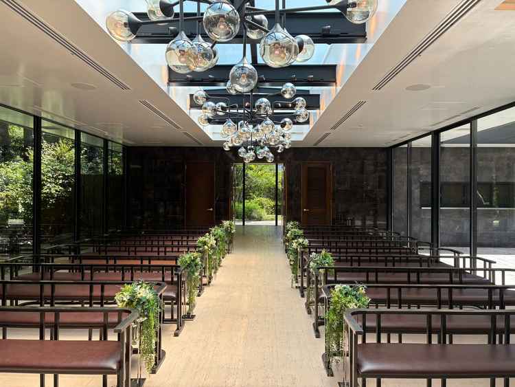 ガラス張りになっていて緑に囲まれた素敵な挙式会場でした。