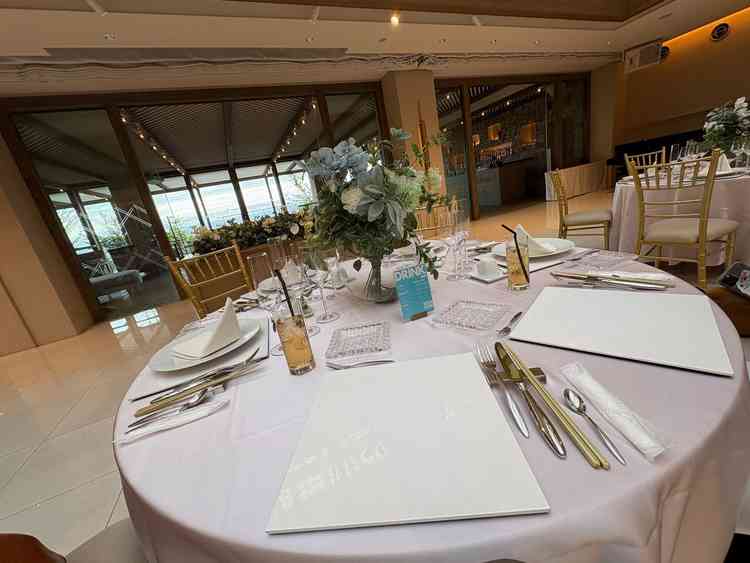 披露宴会場にて試食時の写真。清潔感があり、かつ、オシャレ。