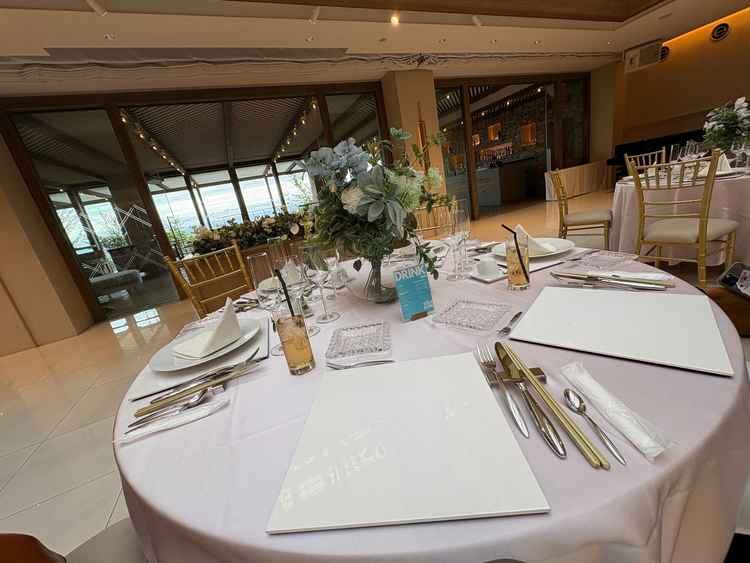 披露宴会場にて試食時の写真。清潔感があり、かつ、オシャレ。