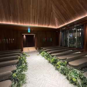 B1チャペル。台側から。正面両端の窓はシークレットミラーになっており、反対側からはチャペルを見ること