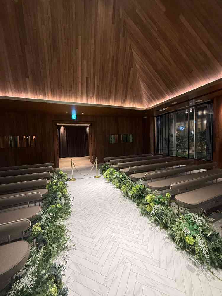 B1チャペル。台側から。正面両端の窓はシークレットミラーになっており、反対側からはチャペルを見ること