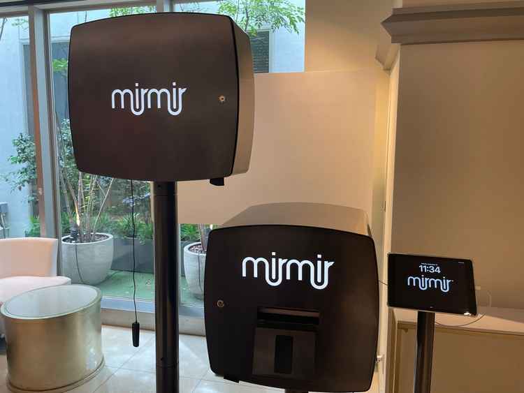 ゲストが挙式前までに時間を過ごす待合室にあったmirmirが印象的でした。