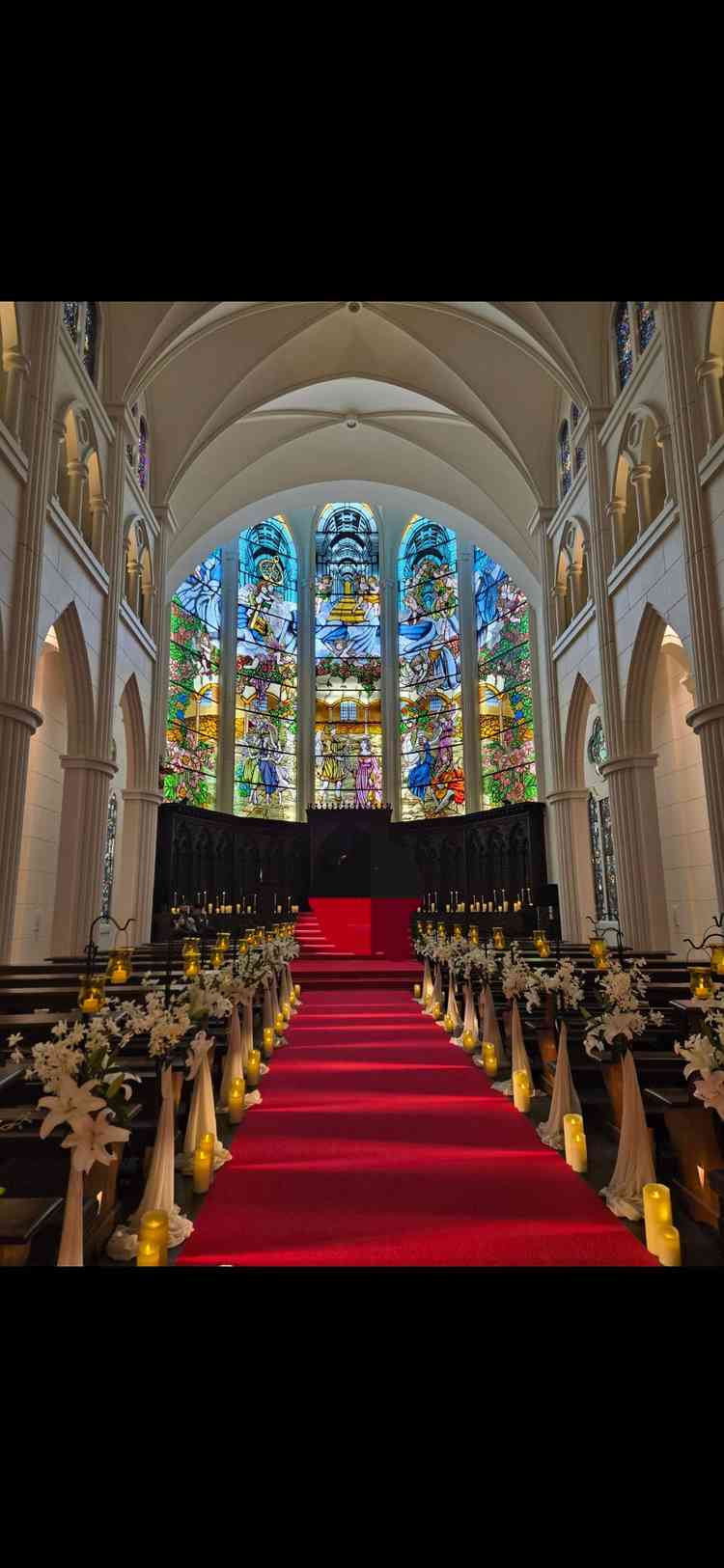 ビルの中にあるとは思えない圧巻のチャペル