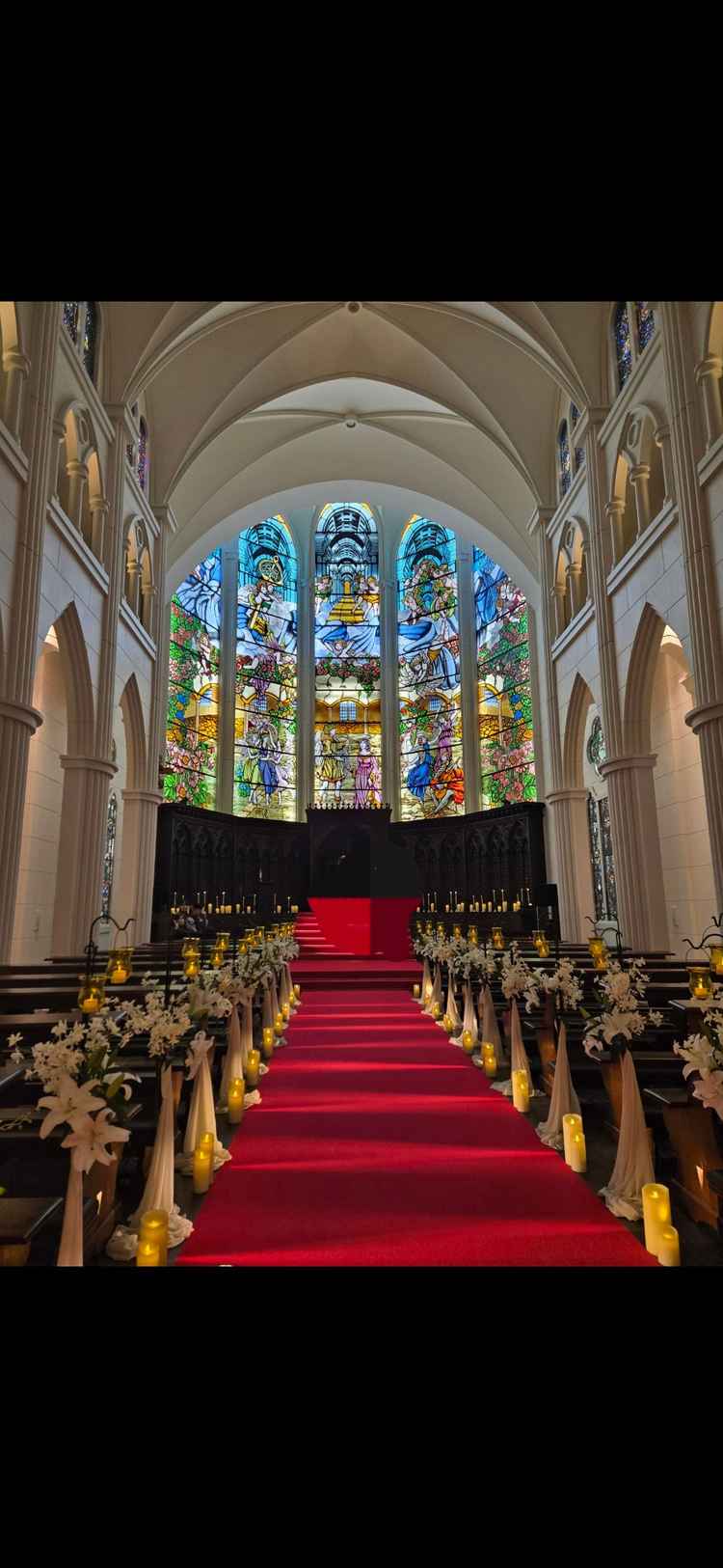 ビルの中にあるとは思えない圧巻のチャペル