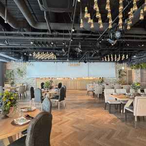 大きなスクリーンがあるので映像も大迫力で鑑賞できる。カーテンも閉めて暗くなるので映画のような雰囲気。