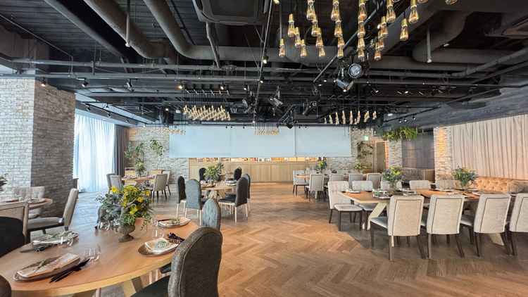 大きなスクリーンがあるので映像も大迫力で鑑賞できる。カーテンも閉めて暗くなるので映画のような雰囲気。