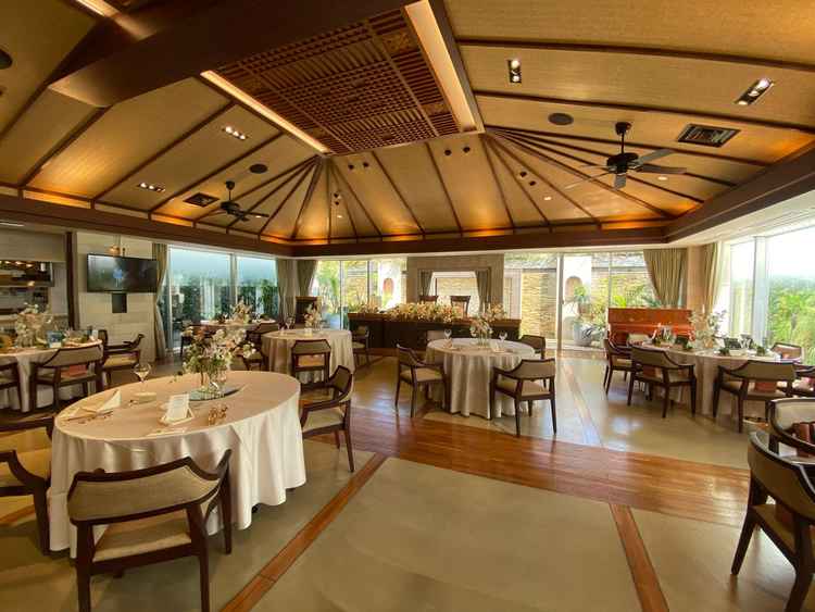 バリの披露宴会場です。3面ガラス張りの向こう側の緑やファンがバリの雰囲気そのものでした。