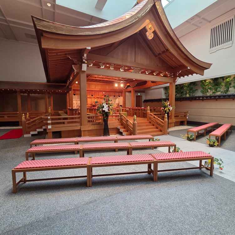 館内神殿です。天候に影響されず挙式ができますが、広々とした設備はまるで屋外のように感じられます。