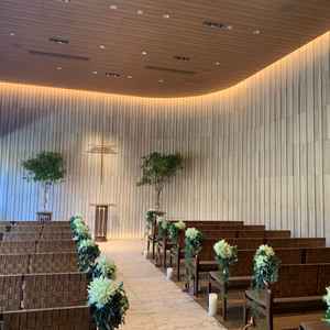 チャペル。左側が窓になっていて自然光が柔らかに入ってくる。木の温もりと湾曲した壁が素敵。