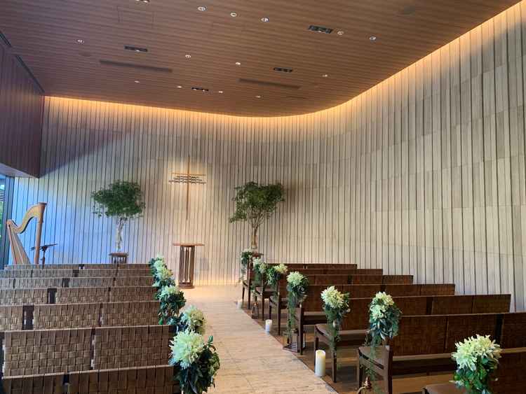 チャペル。左側が窓になっていて自然光が柔らかに入ってくる。木の温もりと湾曲した壁が素敵。