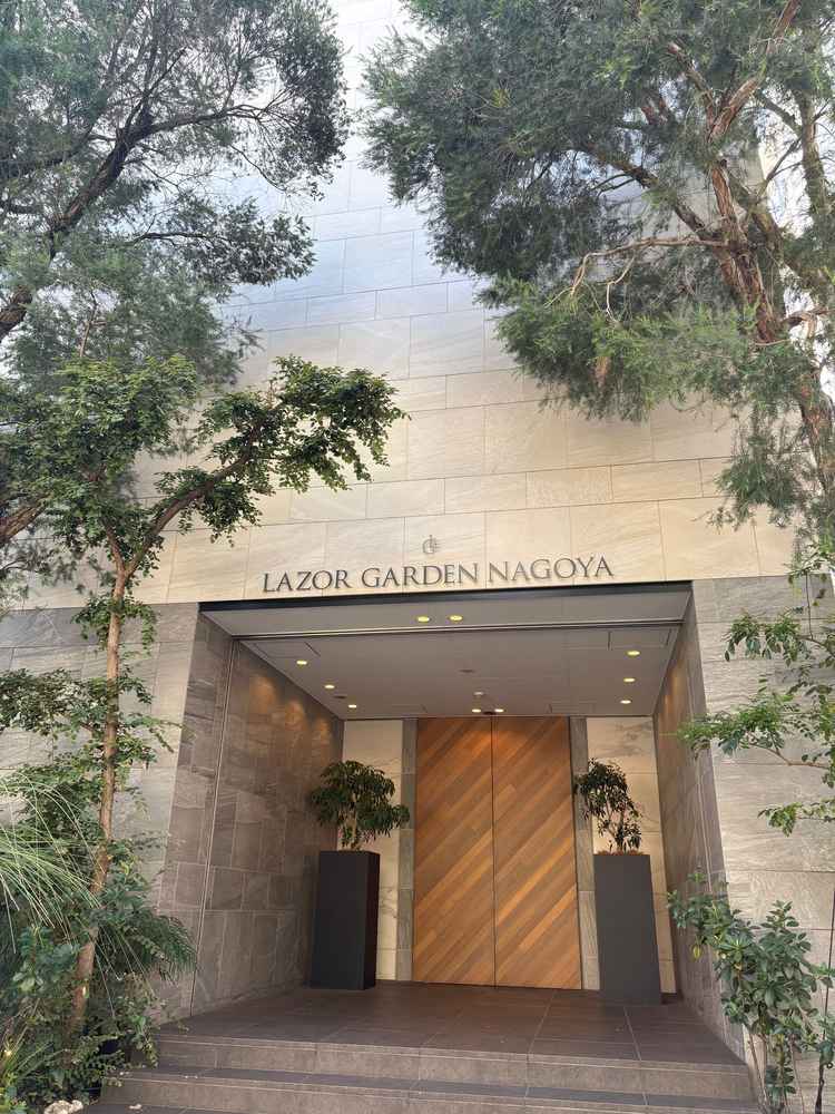 エントランスの外観。重厚感のある雰囲気が素敵で、ドレス姿の写真も素敵に撮ることが出来そう。