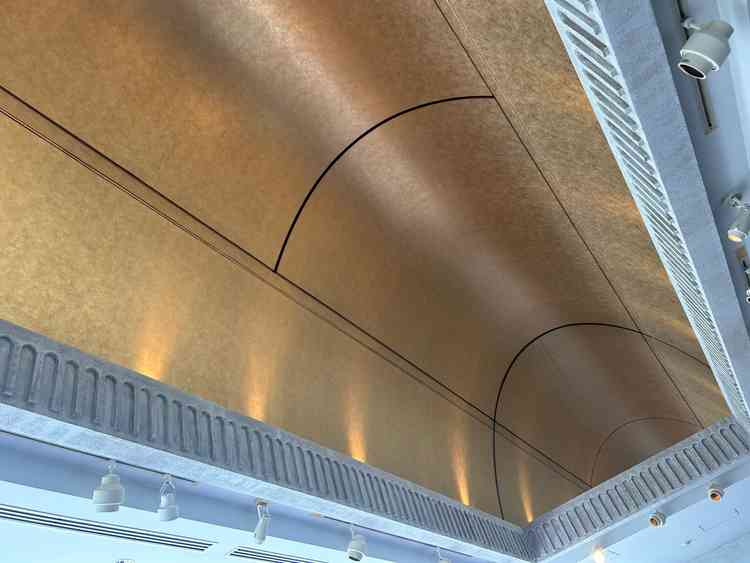 サプライズで天井が開いてバルーンを飛ばせるそうです！