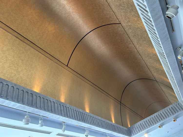 サプライズで天井が開いてバルーンを飛ばせるそうです！