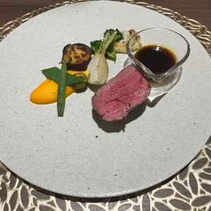 見た目も美しく、火入れが完璧な牛肉が印象的。味にもこだわりを感じた一皿だった。