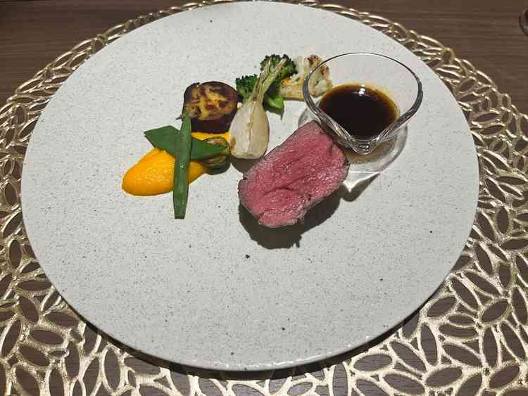 見た目も美しく、火入れが完璧な牛肉が印象的。味にもこだわりを感じた一皿だった。