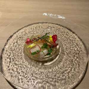 試食で頂いた前菜。大きなホタテとエビが入っていた。