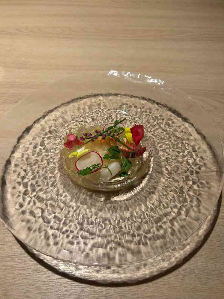 試食で頂いた前菜。大きなホタテとエビが入っていた。