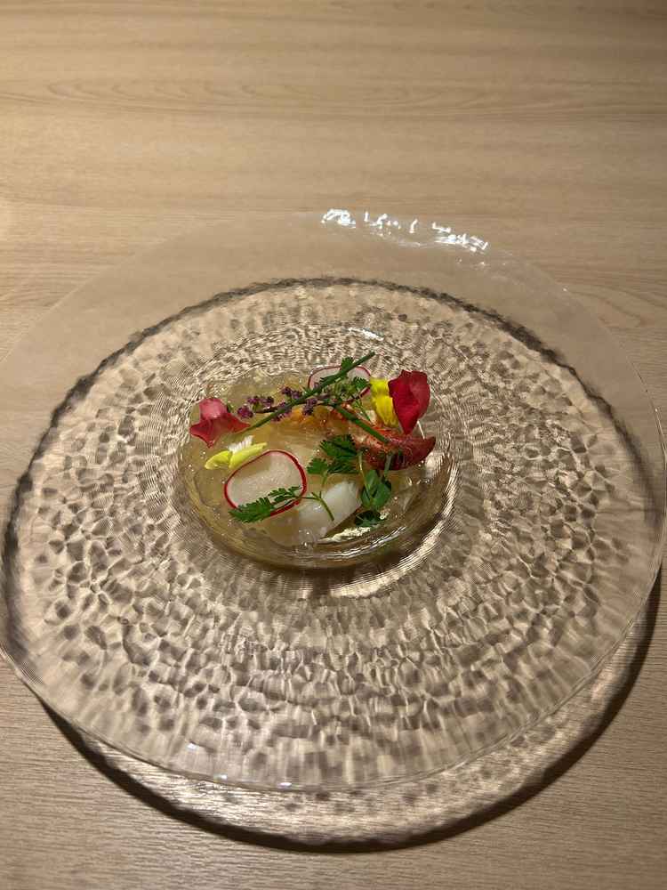 試食で頂いた前菜。大きなホタテとエビが入っていた。