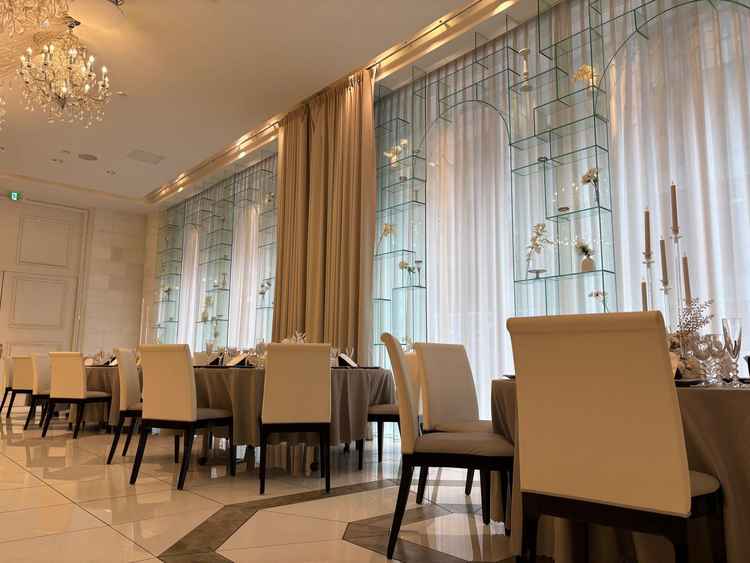 天井が高く、圧迫感がない披露宴会場でした。360度のスクリーン演出が圧巻で是非やりたいと思った。