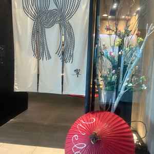 入口。暖簾も、窓の中も自由に持込みアイテムを飾れるようで、世界観が作りやすいと思った。