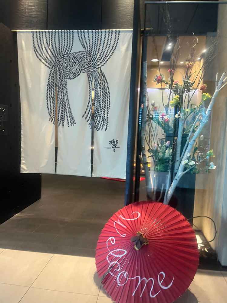 入口。暖簾も、窓の中も自由に持込みアイテムを飾れるようで、世界観が作りやすいと思った。