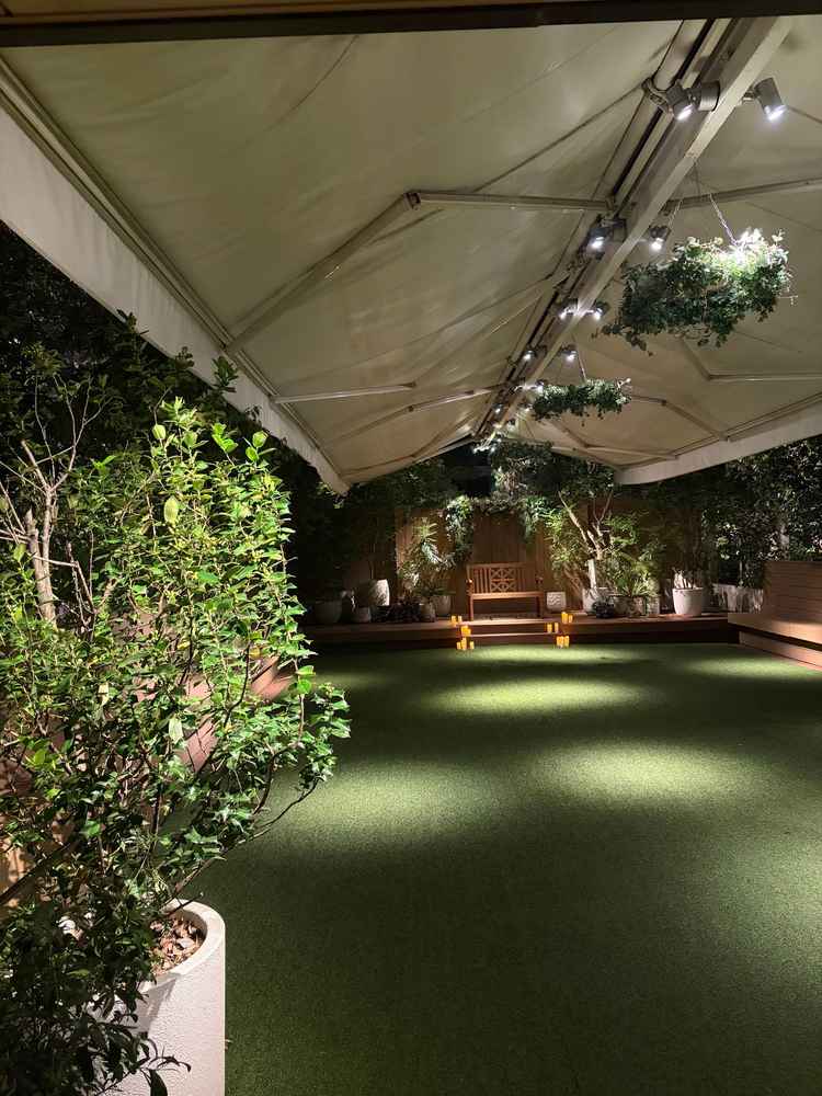 屋上ガーデン。ウェルカムパーティーで使うようで、可動式の屋根があるため天候に左右されないようです。