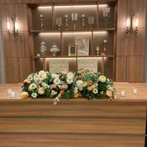 高砂。後ろの棚もデコレーション可能だそう。また机をなくしソファのみにすることも可能だそうです。