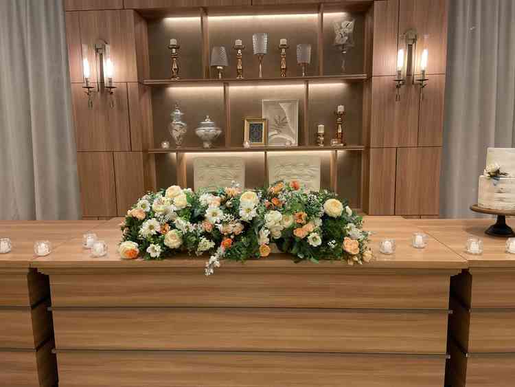 高砂。後ろの棚もデコレーション可能だそう。また机をなくしソファのみにすることも可能だそうです。