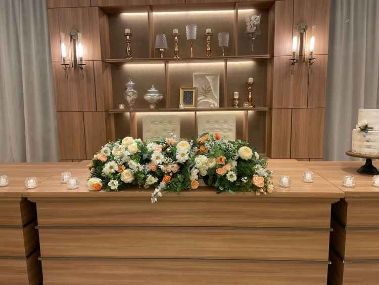 高砂。後ろの棚もデコレーション可能だそう。また机をなくしソファのみにすることも可能だそうです。