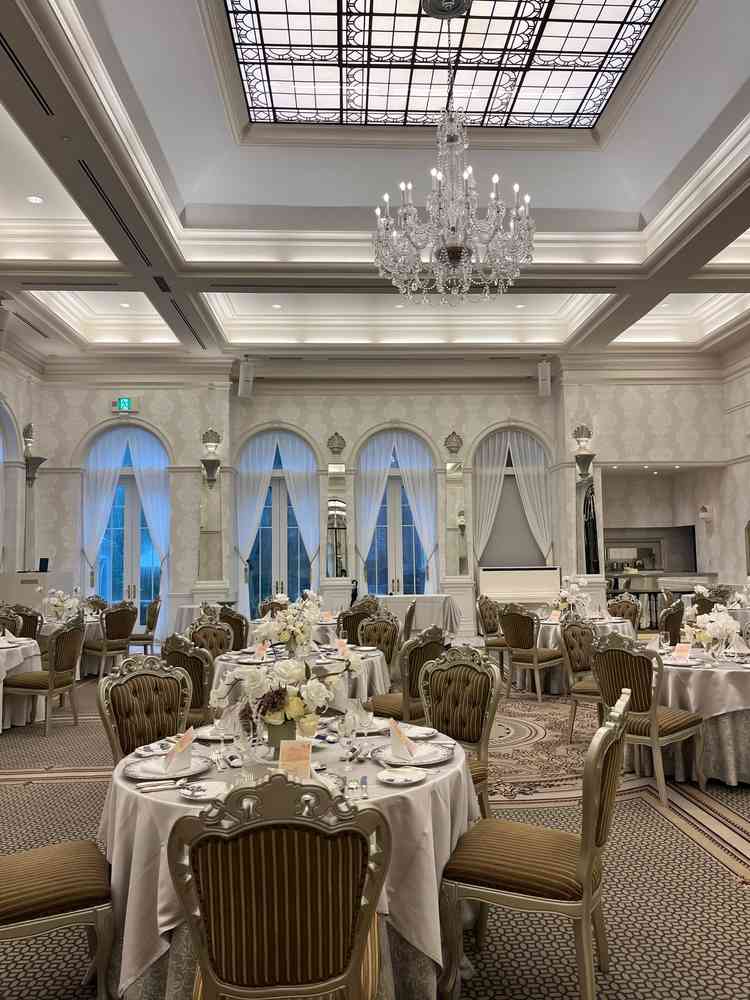 披露宴会場。白基調のアンティークな印象です。