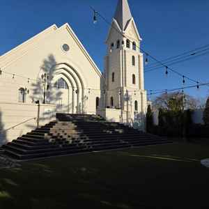 チャペルの外観です。白くて綺麗です。