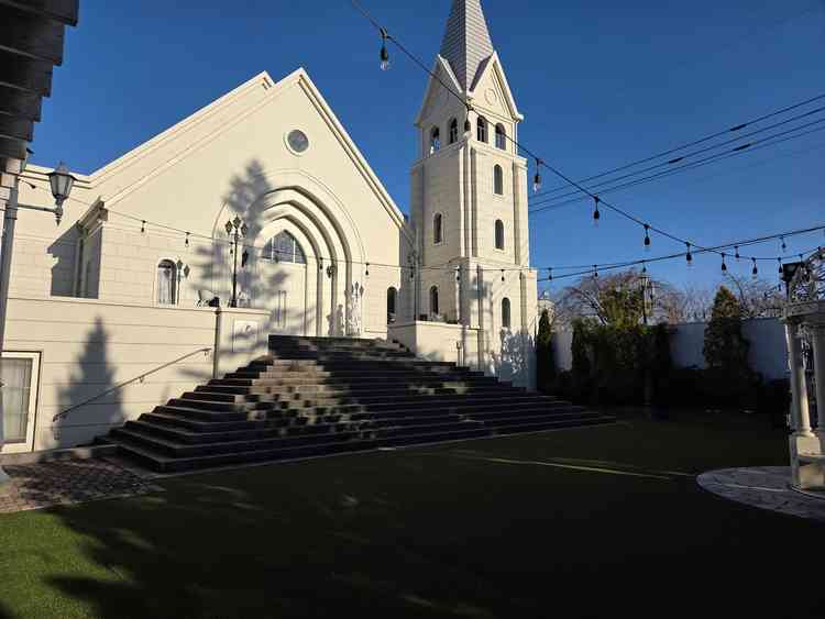 チャペルの外観です。白くて綺麗です。