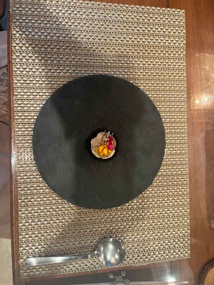 前菜は手掴みで食べる料理でした。