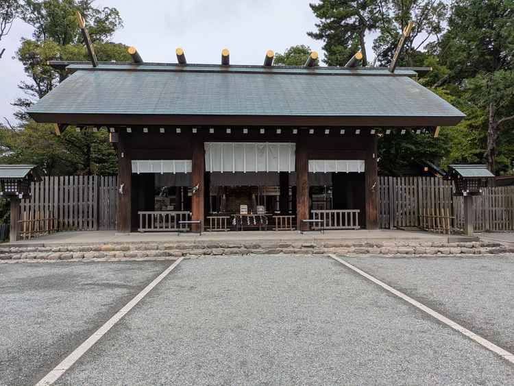 室外の挙式はこちらの本殿で執り行なわれる。土曜でも日中は人がそんなにいなかったので、貸切感味わえそう