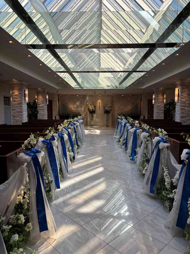 挙式会場には綺麗な光が入っています。