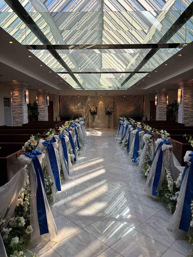 挙式会場には綺麗な光が入っています。