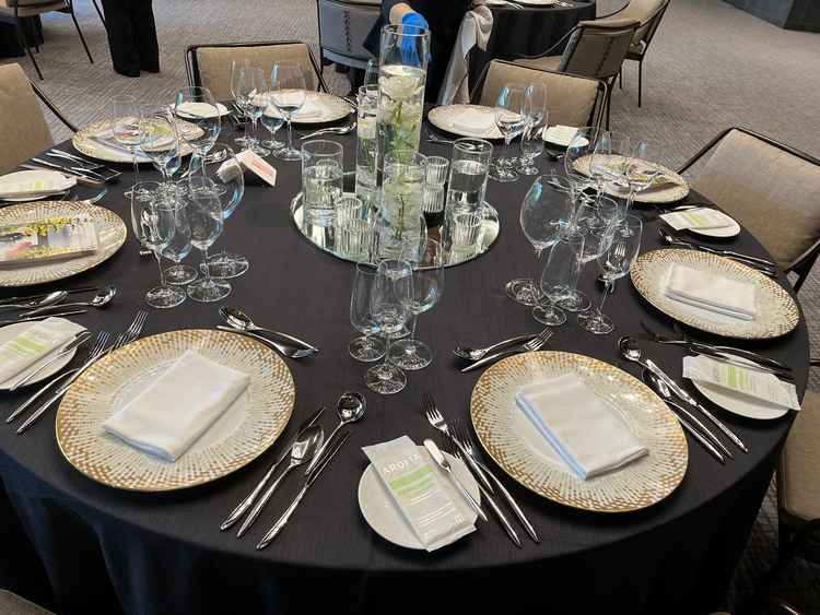 披露宴会場の机です。